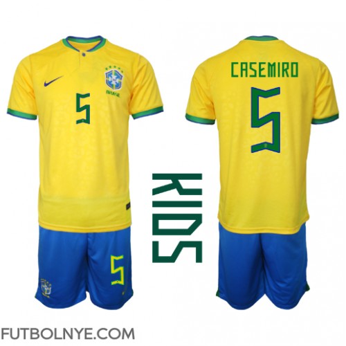 Camiseta Brasil Casemiro #5 Primera Equipación para niños Mundial 2022 manga corta (+ pantalones cortos)